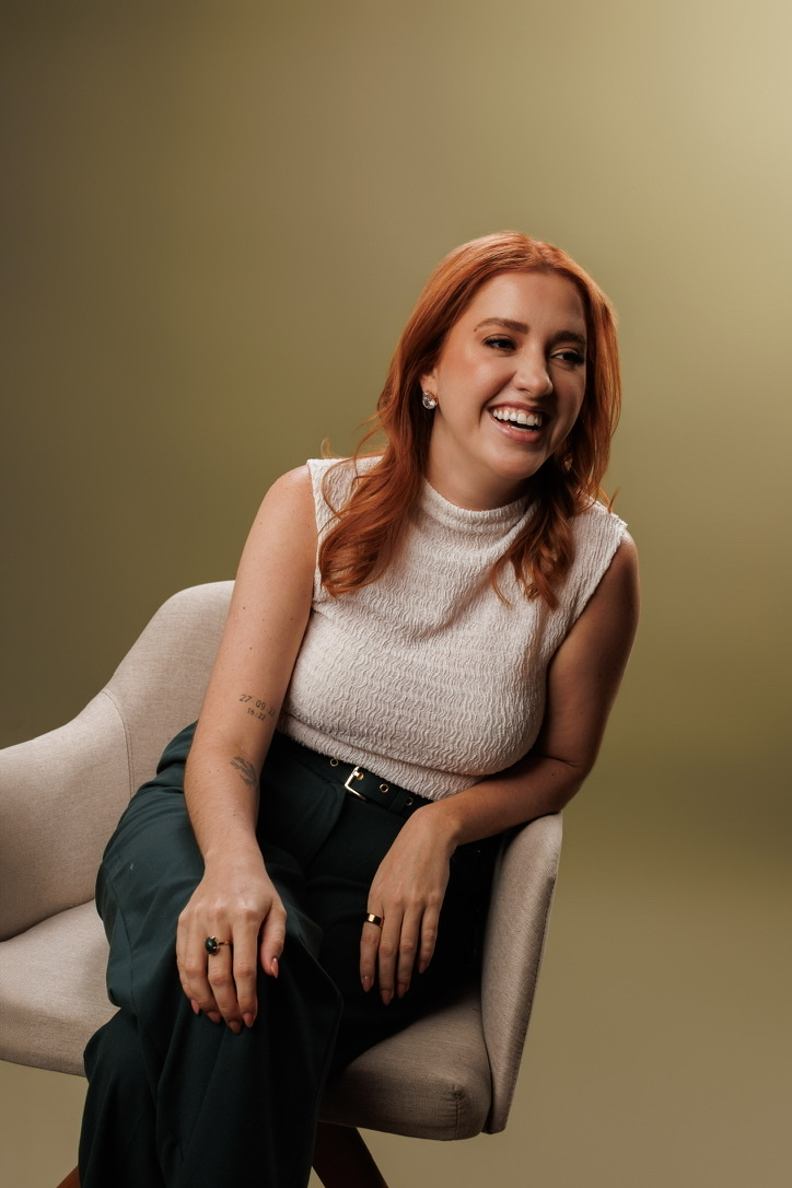 Dra. Eduarda Coelho, médica anestesiologista, sorrindo